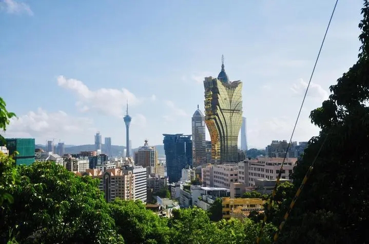 2025年新澳门与香港天天免费精准大全,全面释义、专家解析解释和落实与警惕虚假宣传